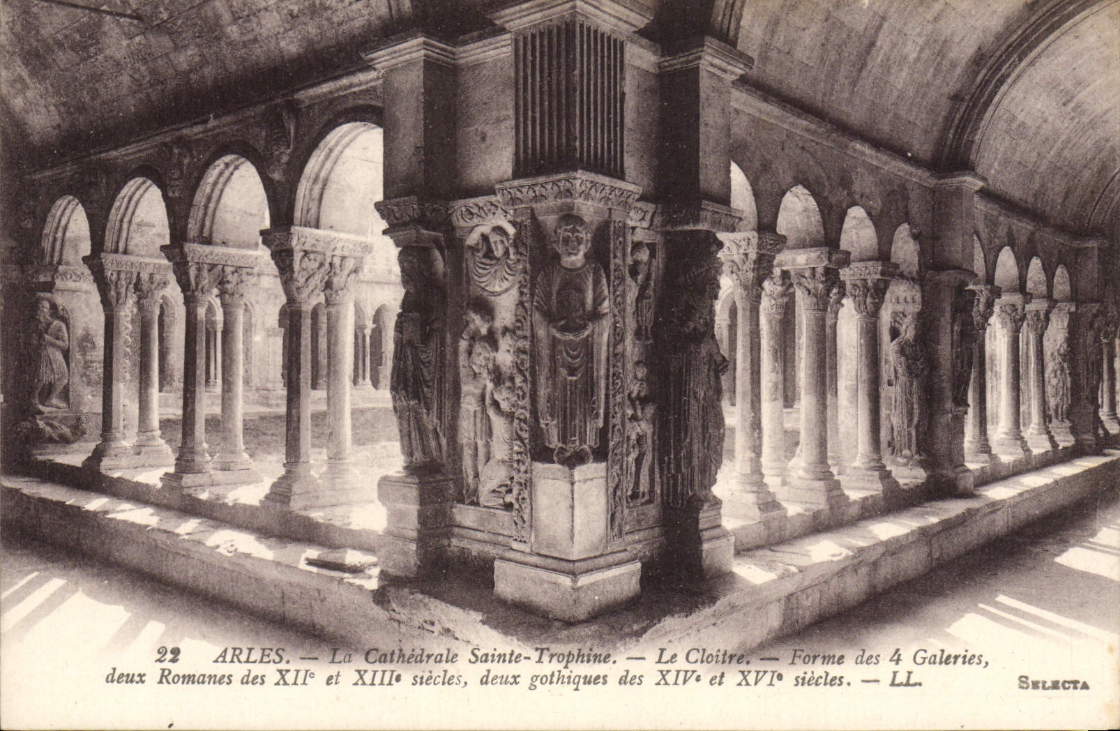 CPA Arles La Cathedrale Sainte Trophine Le cloitre 