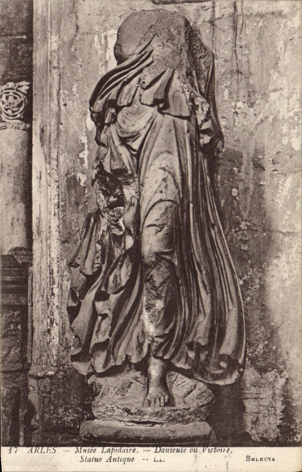 CPA Arles Musee lapidaire Danseuse ou Victoire Statue antique