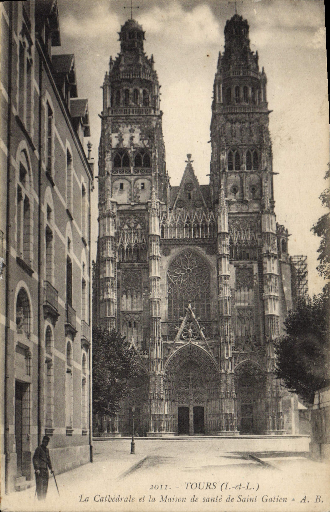 CPA Tours La cathedrale et la maison de sante de Saint Gatien