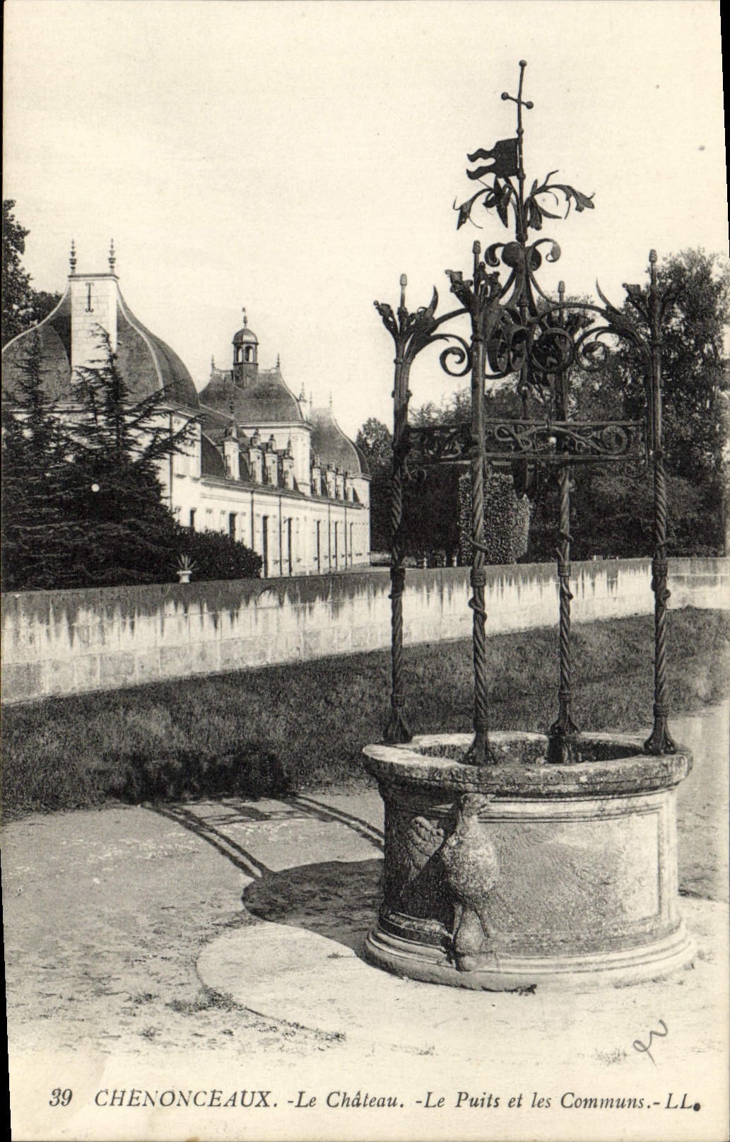 CPA Chenonceaux Le chateau Le puits et les Communs