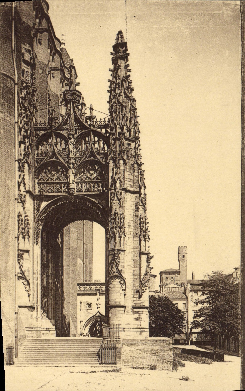 Albi — Cathédrale Sainte-Cécile, le porche XV° s. — Imp. Lévy, Paris