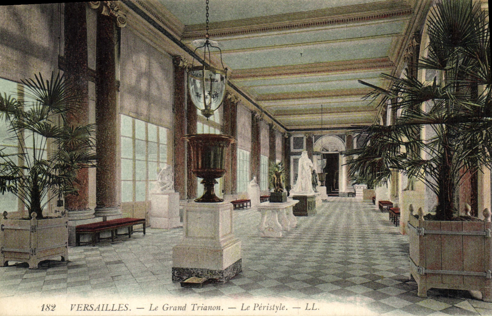CPA Versailles Le Grand Trianon Le peristyle