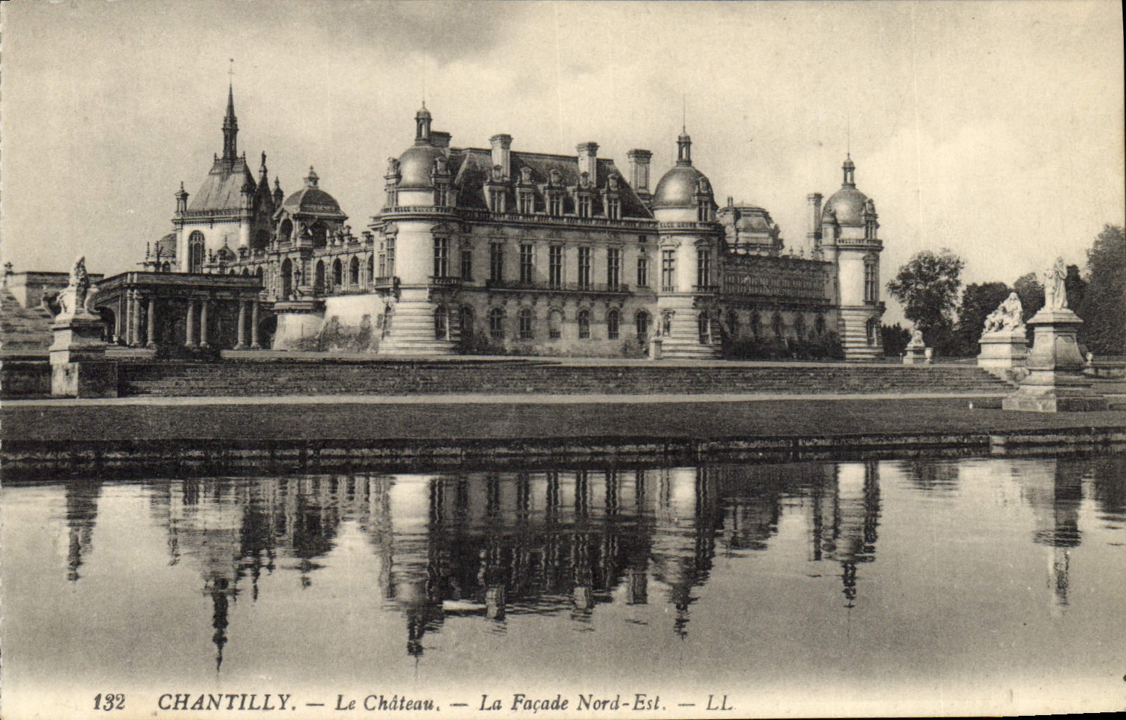 Chantilly — Das Schloss — Die Nordostfassade — LL