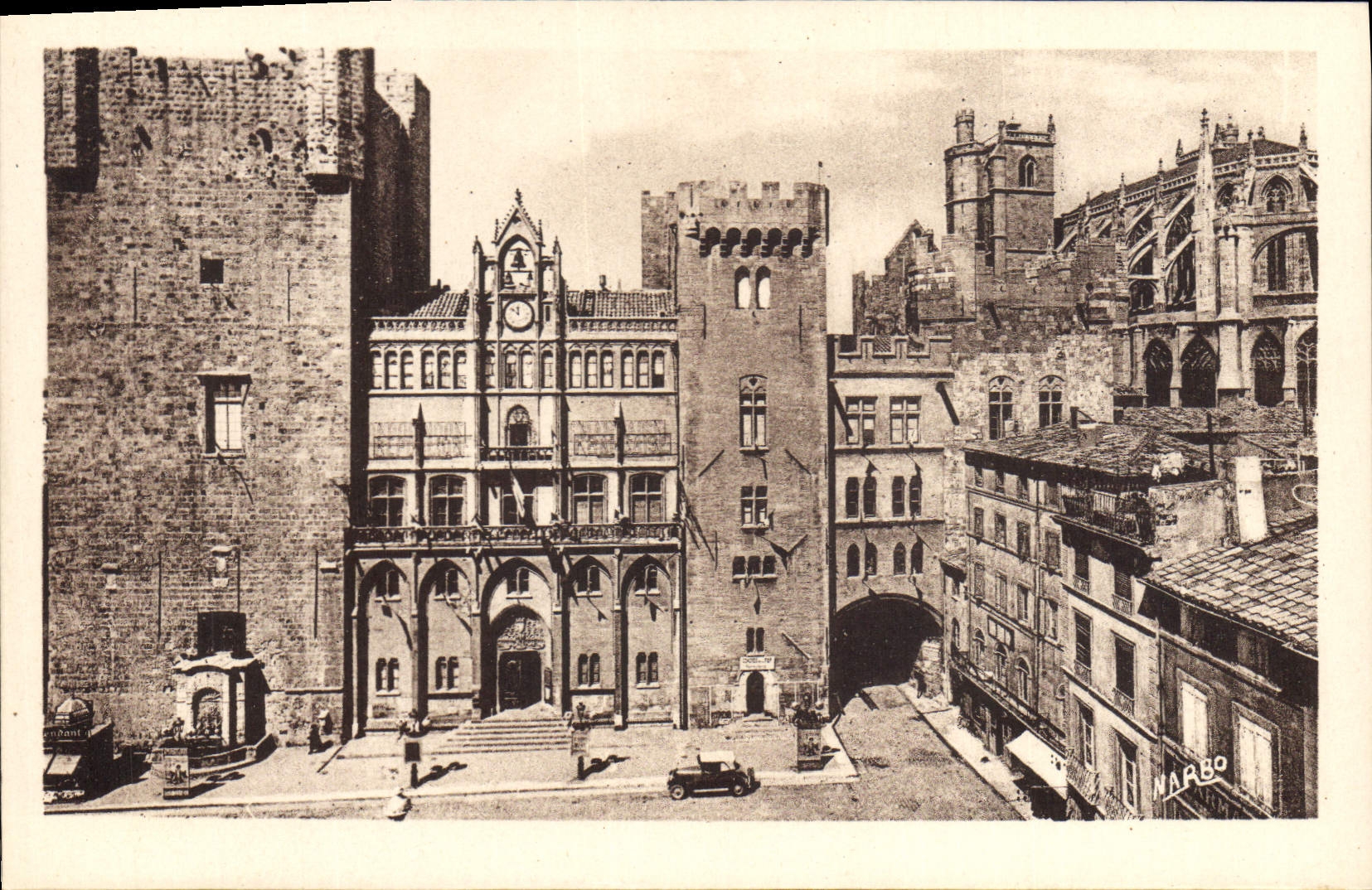 NARBONNE - Hôtel-de-Ville — vue de la place avec la cathédrale et la tour du château — éditeur MARBO