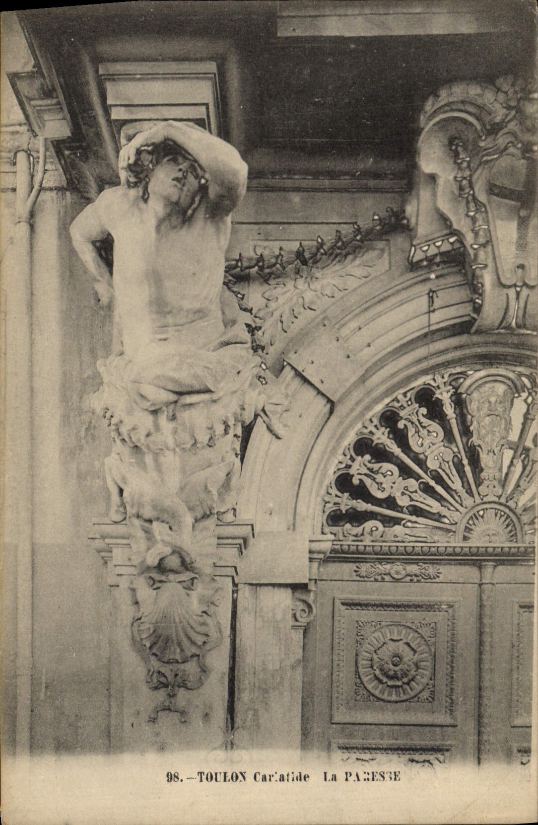 Toulon - La Païese - Detail einer Fassade mit Statue und geschnitzter Verzierung
