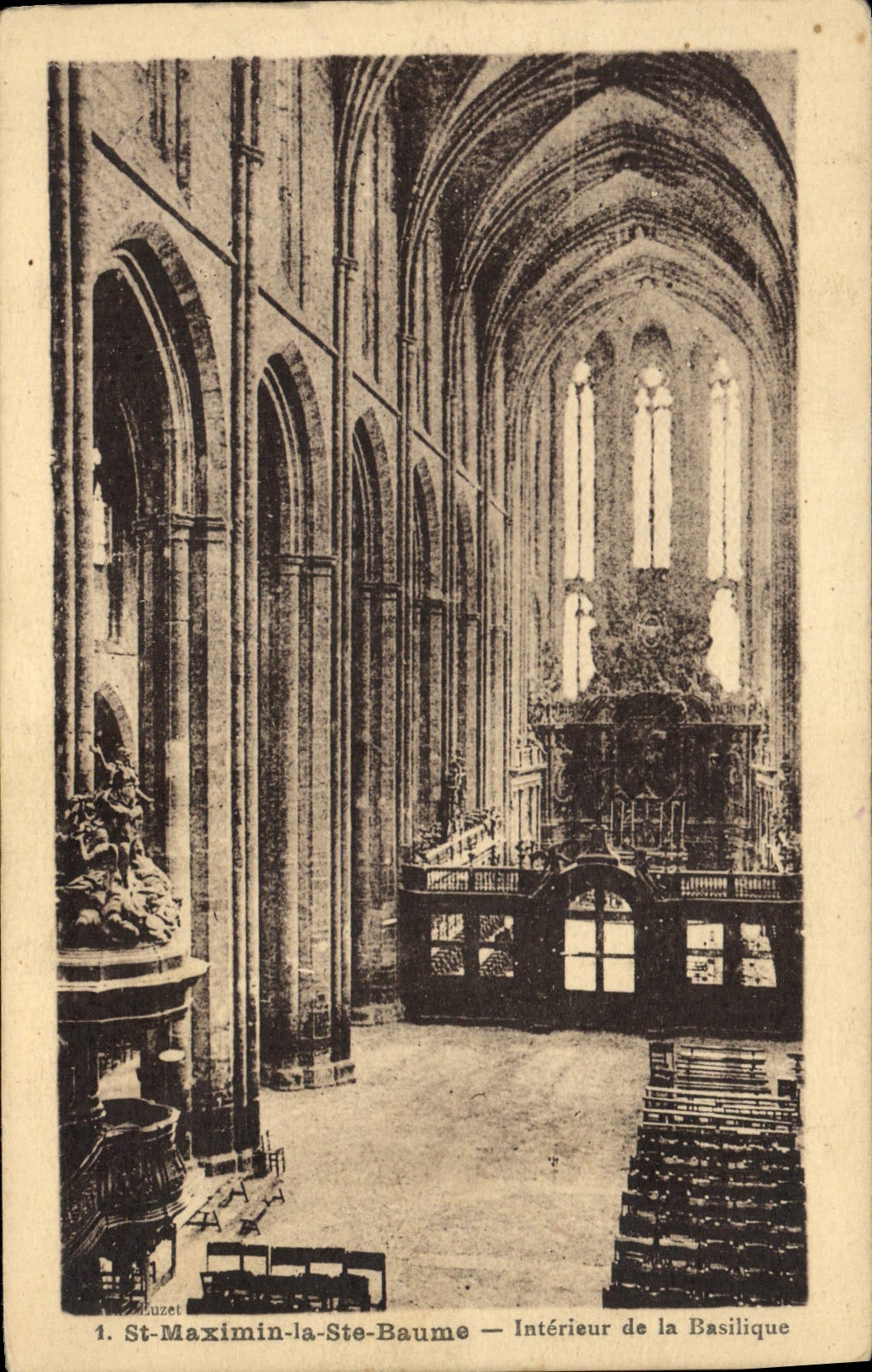 CPA St Maximin la Basilique Interieur de la basilique