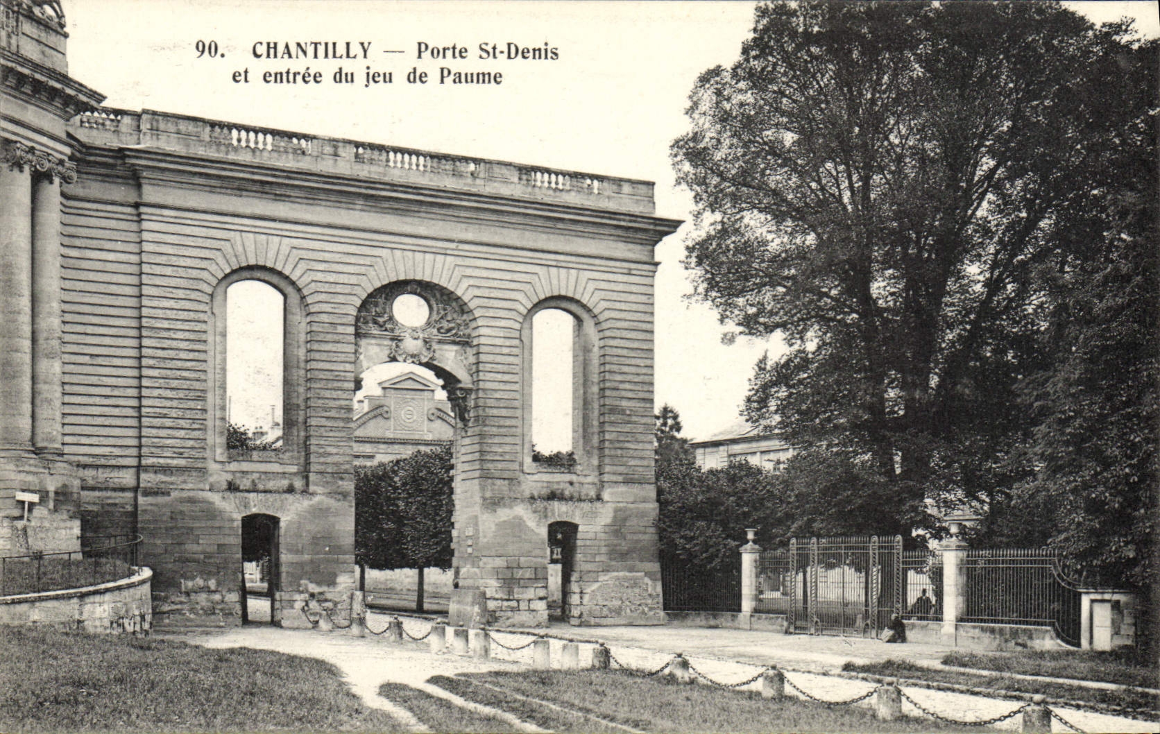 CPA Chantilly Porte St Denis et entree du jeu de Paume