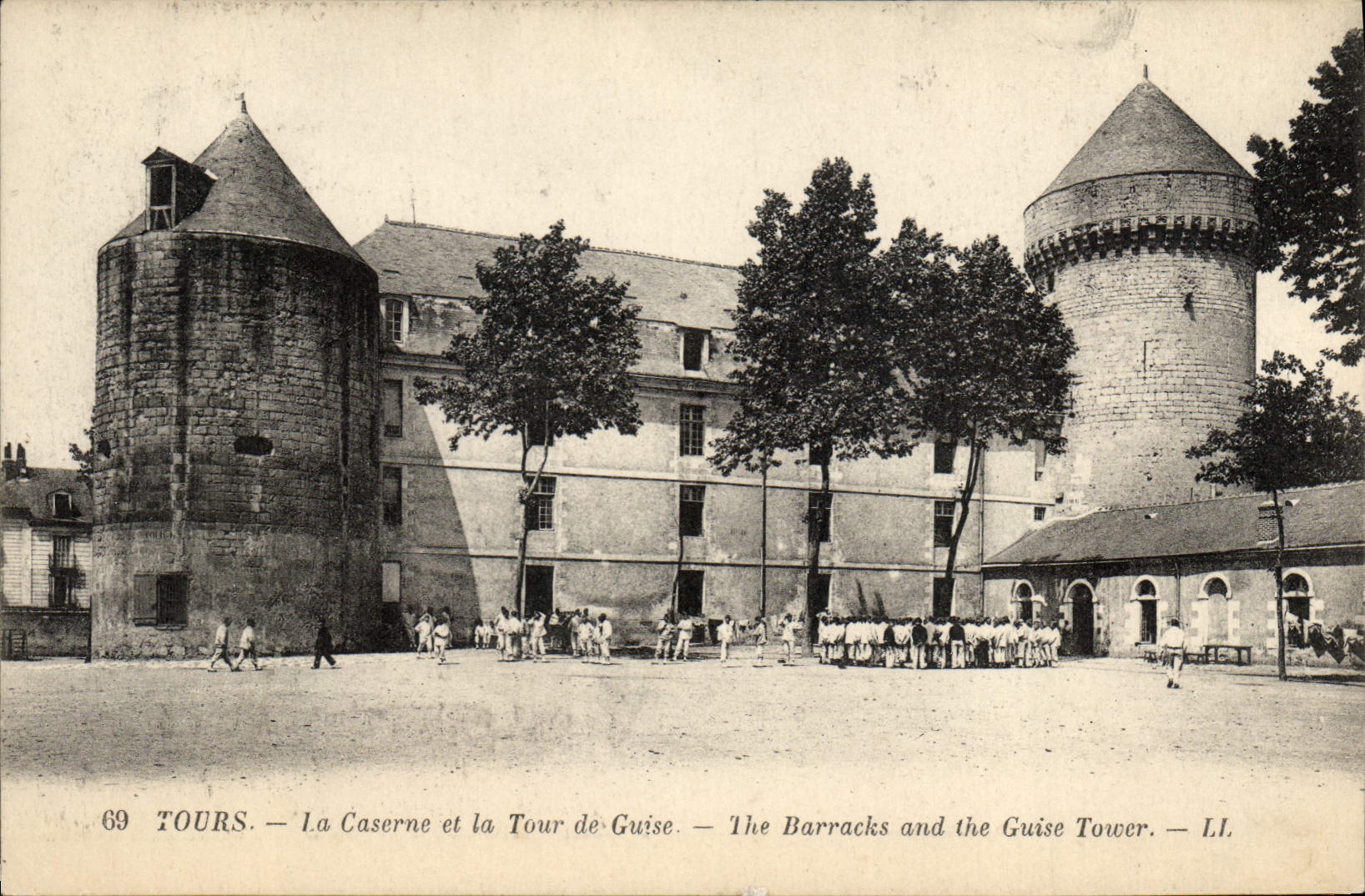 CPA Tours la caserne et la tour de Guise militaria