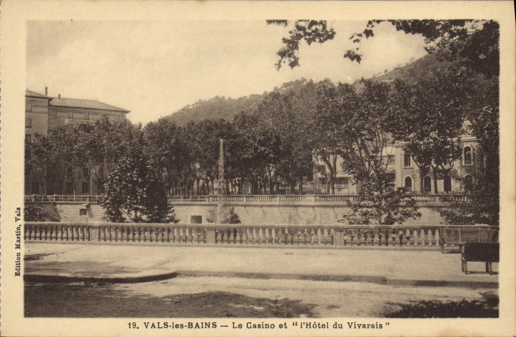 VALS-les-BAINS — Le Casino et "l'Hôtel du Vivarais" — Edition Martin, Vals, n°19