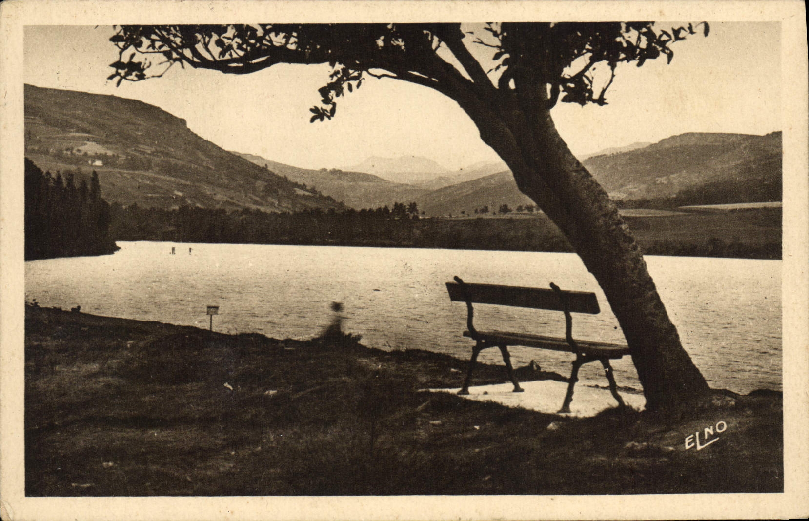 Lac d'Issarlès (Ardèche) — perspective du Mézenc — Édition d'Art Léon Margerit, n° 10596