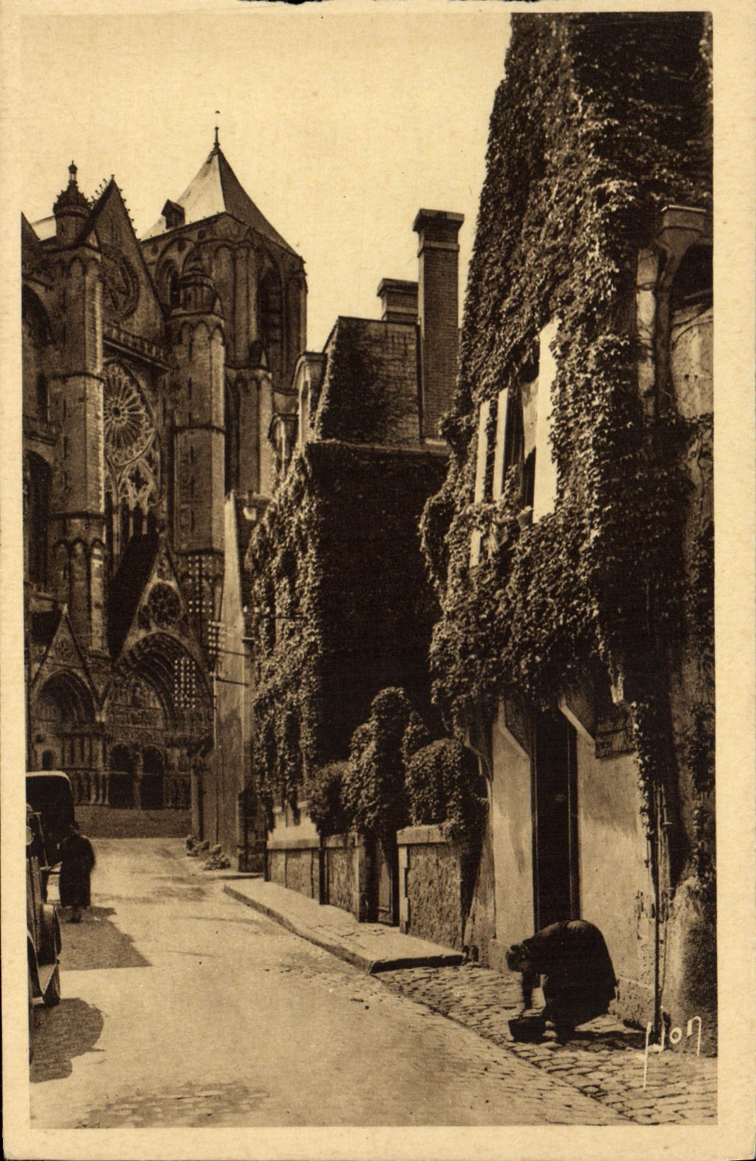 Bourges (Cher) — Vieille rue — cathédrale en arrière-plan — Les Éditions d'Art 'WON', Paris