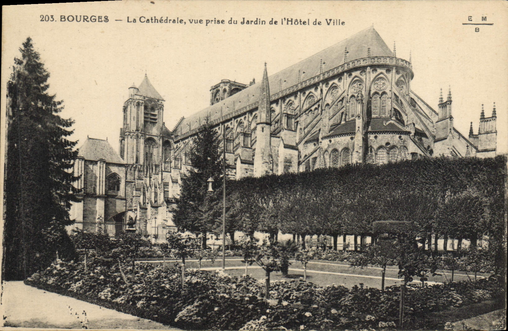 CPA Bourges La cathedrale vue prise du jardin de l'Hotel de ville
