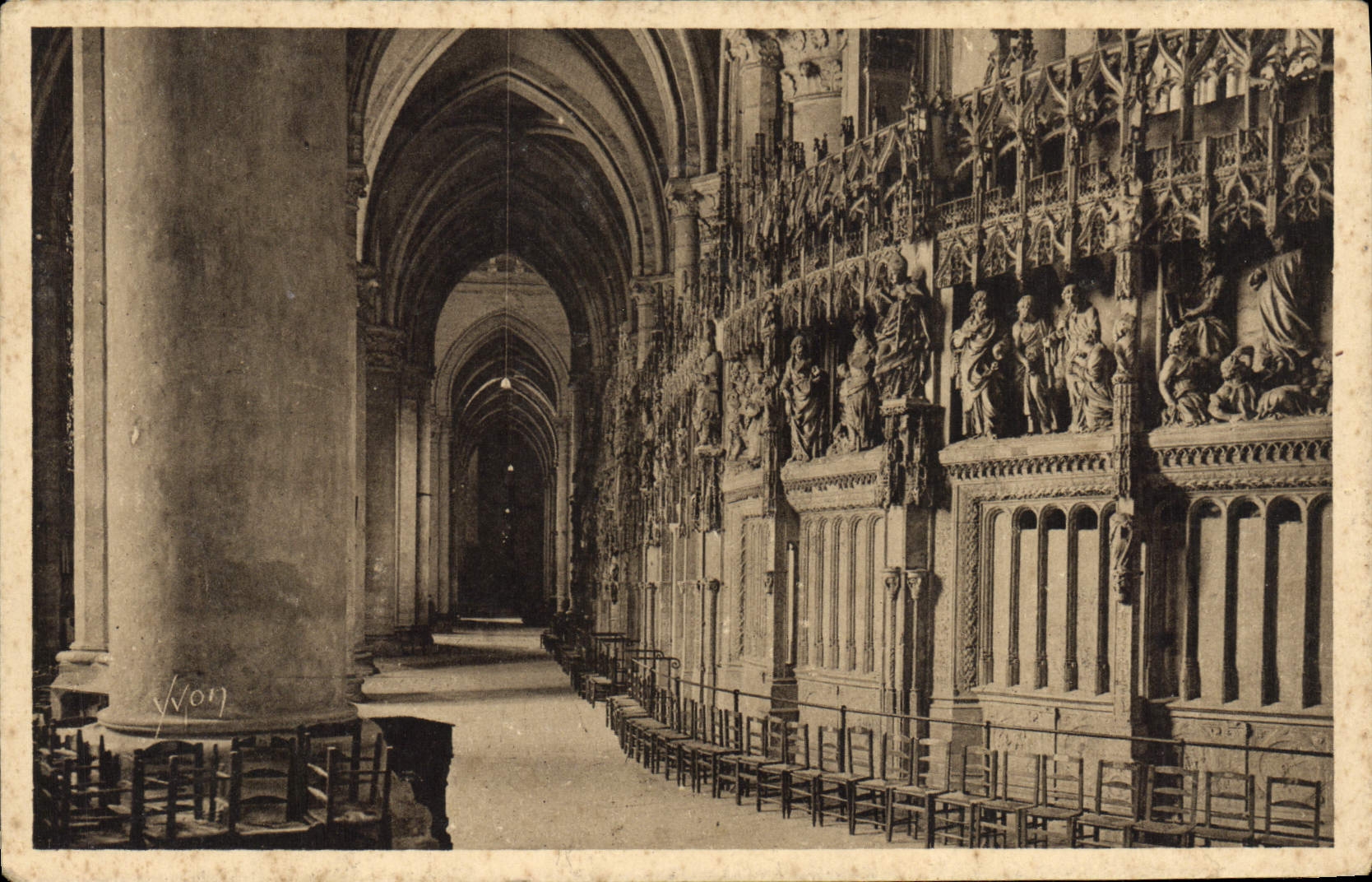 Chartres (Eure-et-Loir) — Intérieur de la Cathédrale - Le Déambulatoire — Éditions d'Art Yvonne, Paris