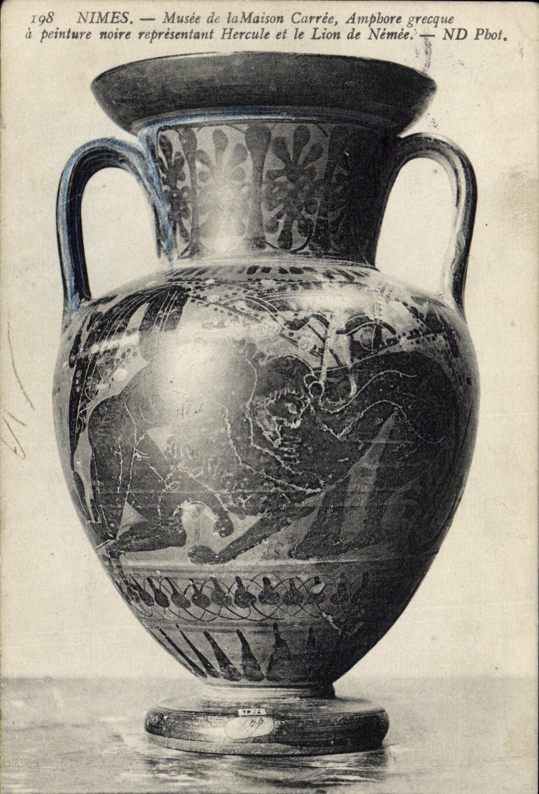 CPA Faience Faincerie Nimes Musee de la Maison Carree Amphore grecque Hercule et le Lion de Nemee