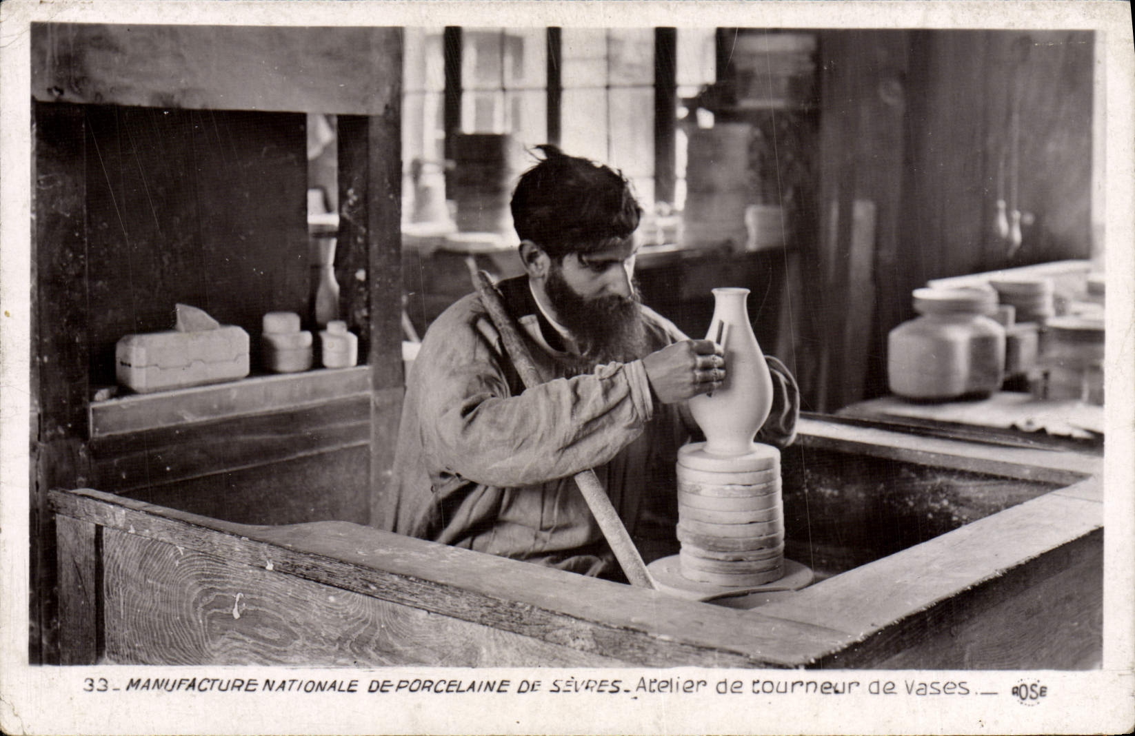 CPA Faience Faincerie Manufacture nationale de porcelaine de Sevres Atelier de tourneur de vases
