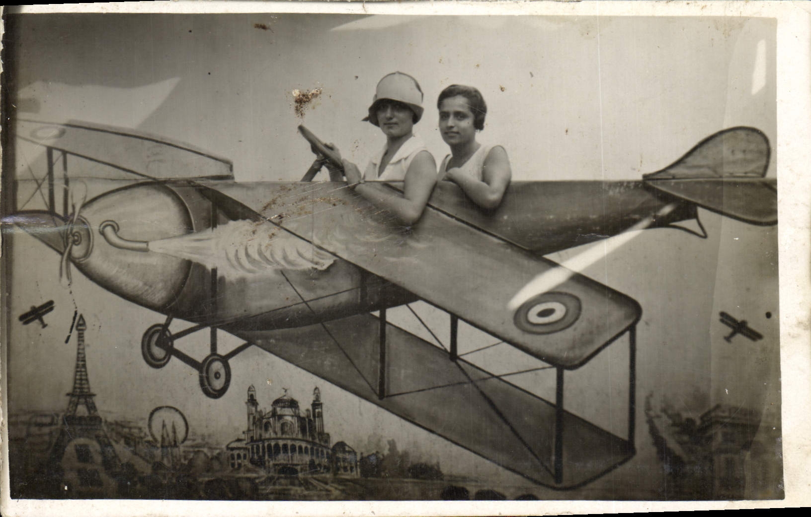 CPA Photographie Femmes Avion Tour Eiffel Paris