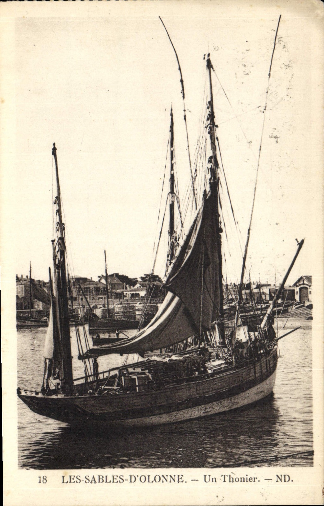 Les Sables-d'Olonne — Un Thonier — ND.