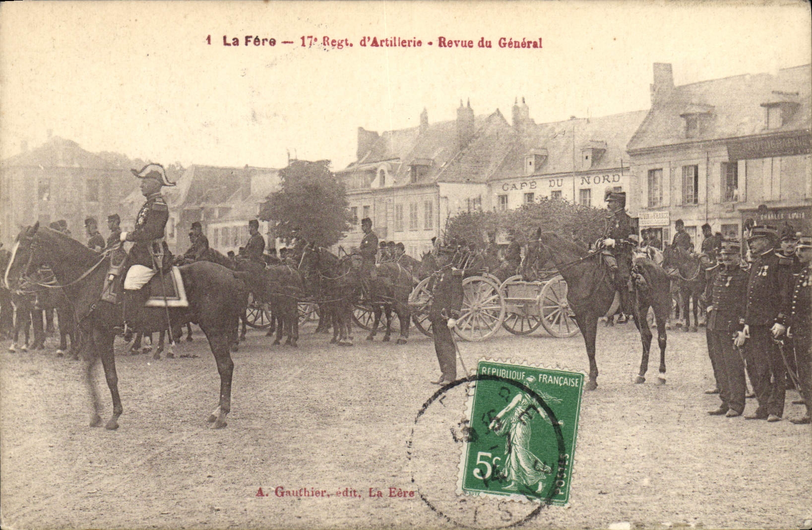 CPA Militaria La Fere 17eme regiment d'artillerie Revue du general