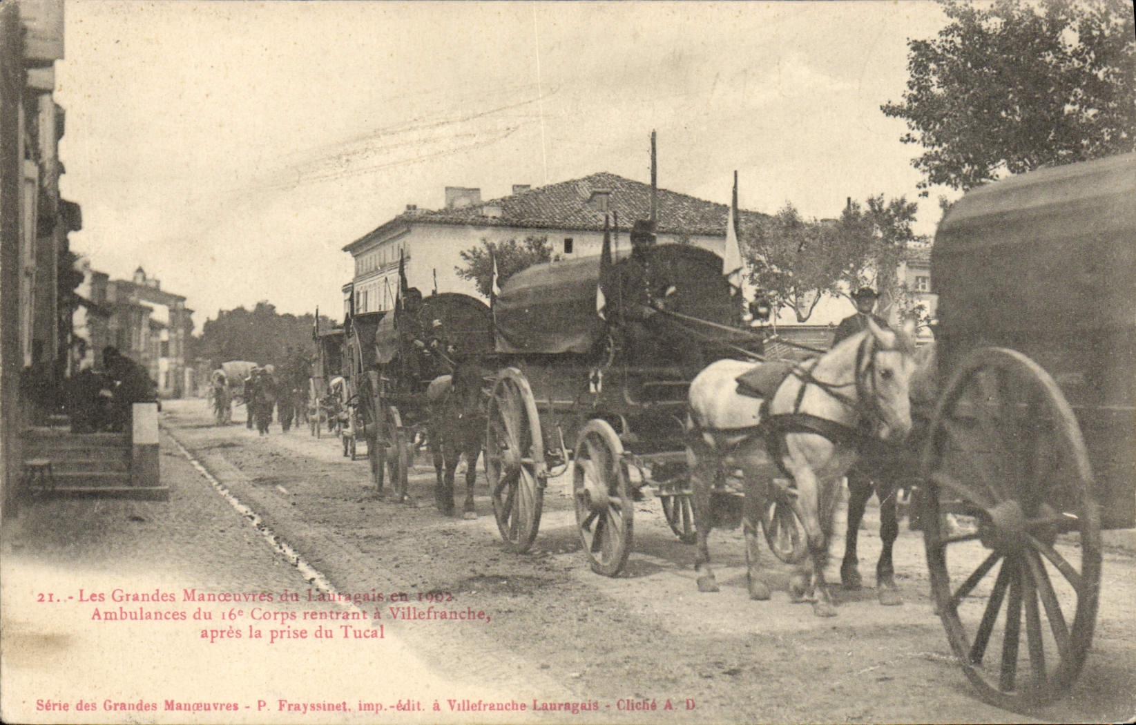 CPA Militaria Les grandes manoeuvres du Laurageais en 1902 Ambulances du 16eme Corps rentrant a Villefranche