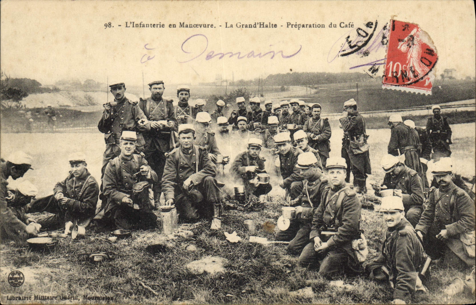 CPA Militaria L'infanterie en manoeuvre La Grand Halte Preparation du Cafe
