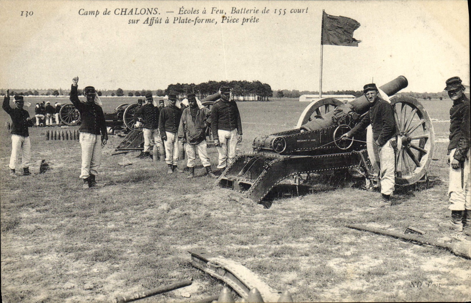 CPA Militaria Camp de Chalons Ecoles a feu Batterie de 155 court sur affut a plate forme 
