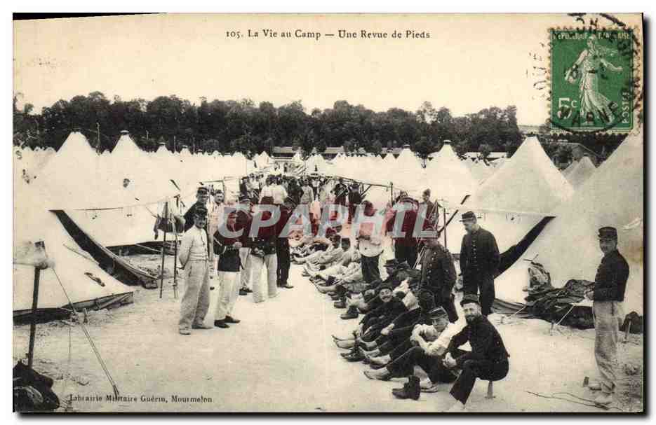 CPA Militaria La vie au camp Une revue de pieds