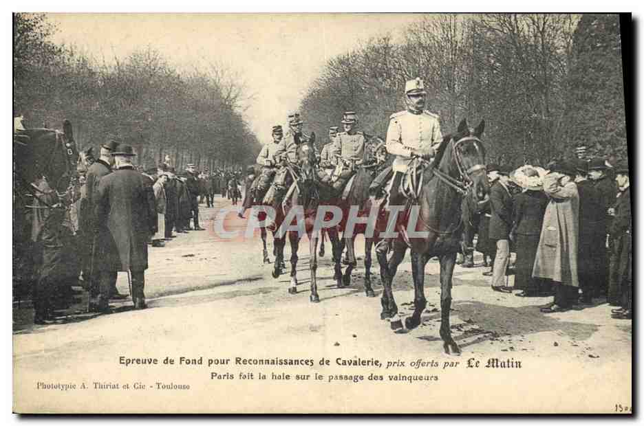 CPA Militaria Epreuve de fond pour reconnaissance de cavalerie Paris fait la haie sur le passage des vainqueurs