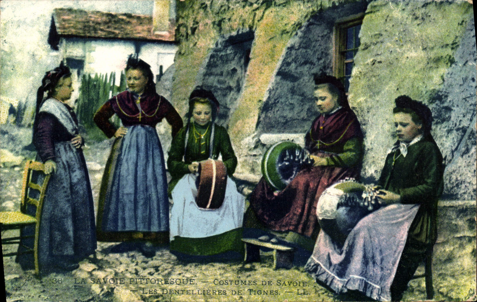 CPA Folklore Costumes de Savoie Les dentellieres de Tignes 