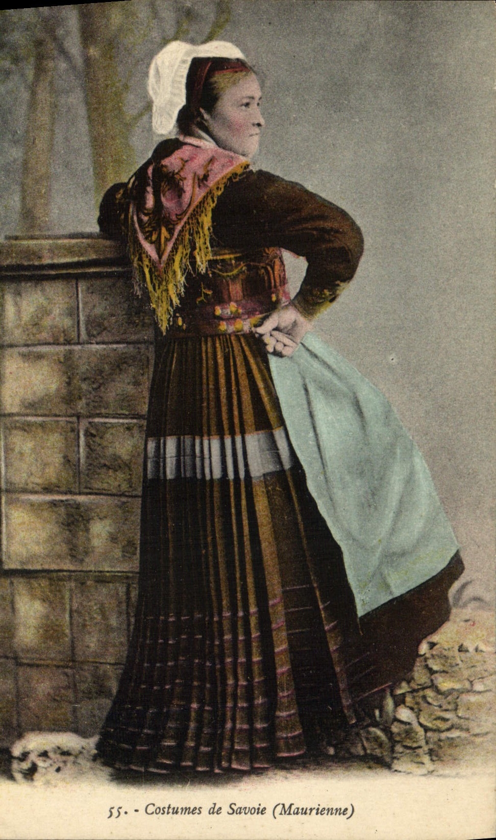 CPA Folklore Costumes de Savoie Maurienne 