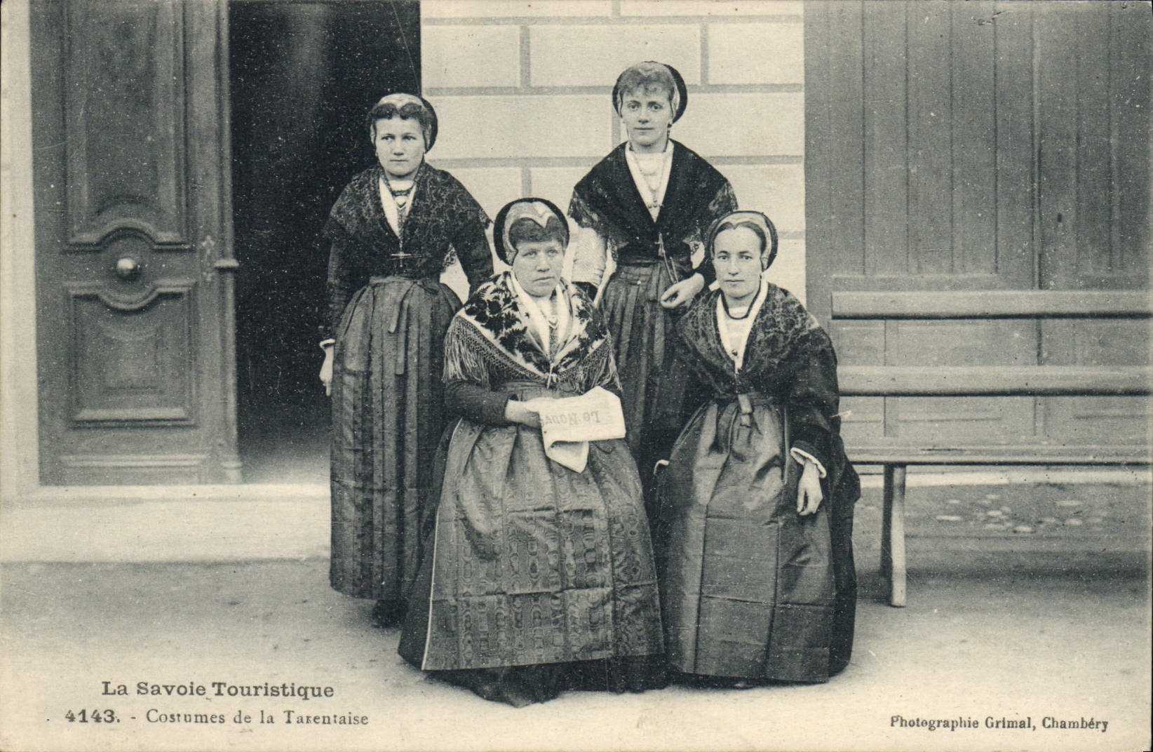 CPA Folklore Savoie Costumes de la Tarentaise 
