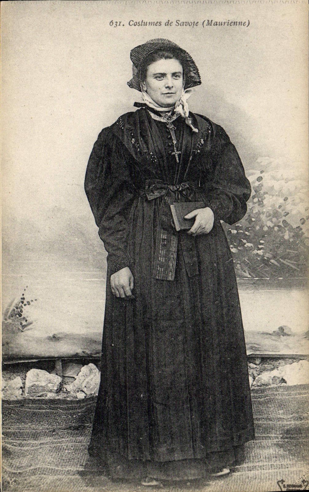CPA Folklore Costumes de Savoie Maurienne 
