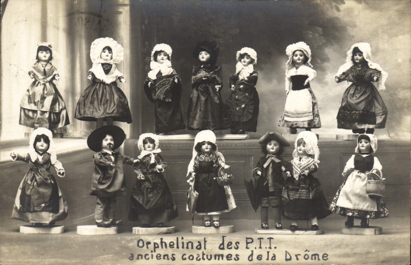 CPA Orphelinat des PTT anciens costumes de la Drome 
