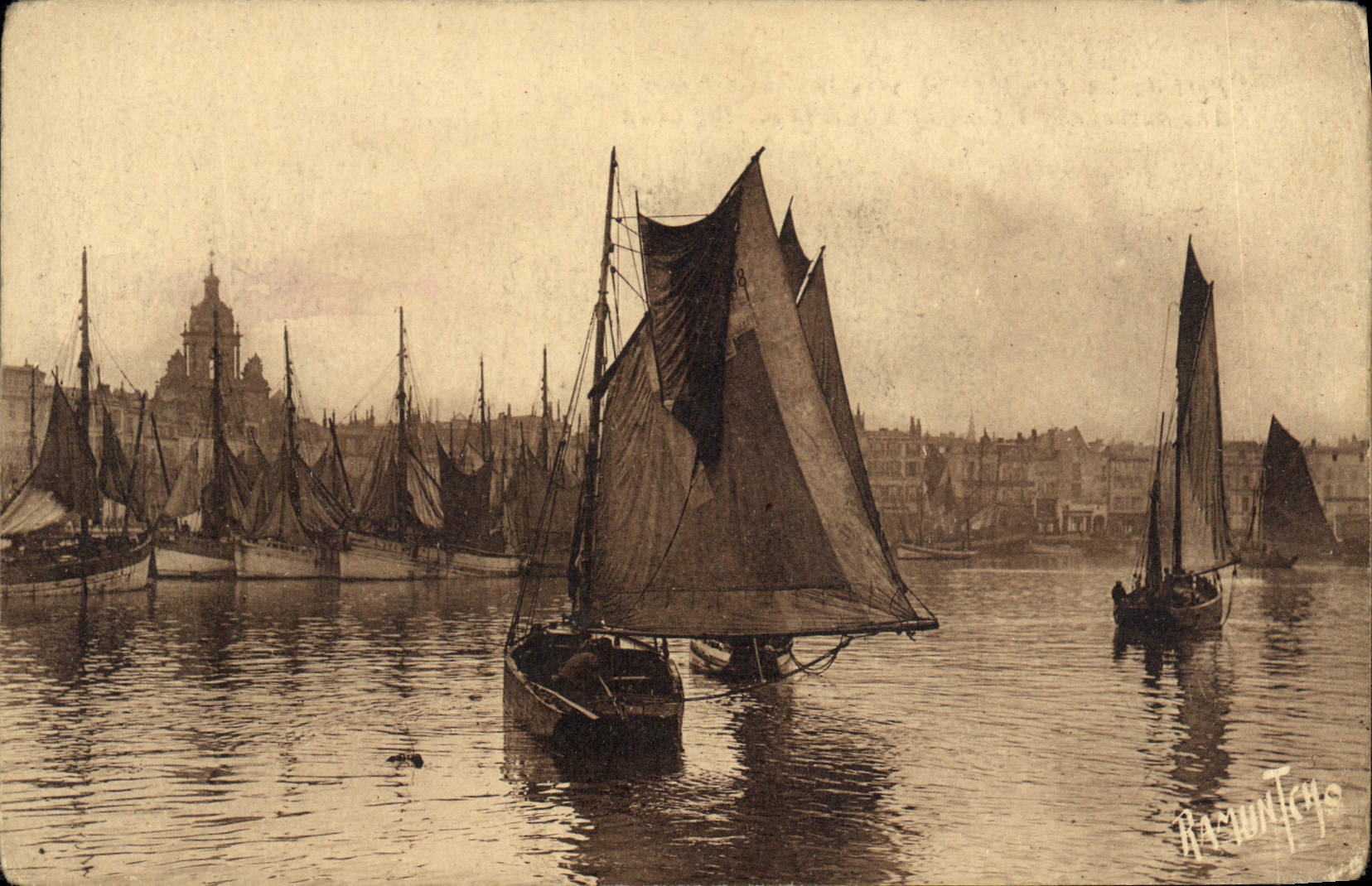 Port de La Rochelle — vers la Grosse Horloge — Éditions d'Art Raymond Bergerin, La Rochelle, n° 6336