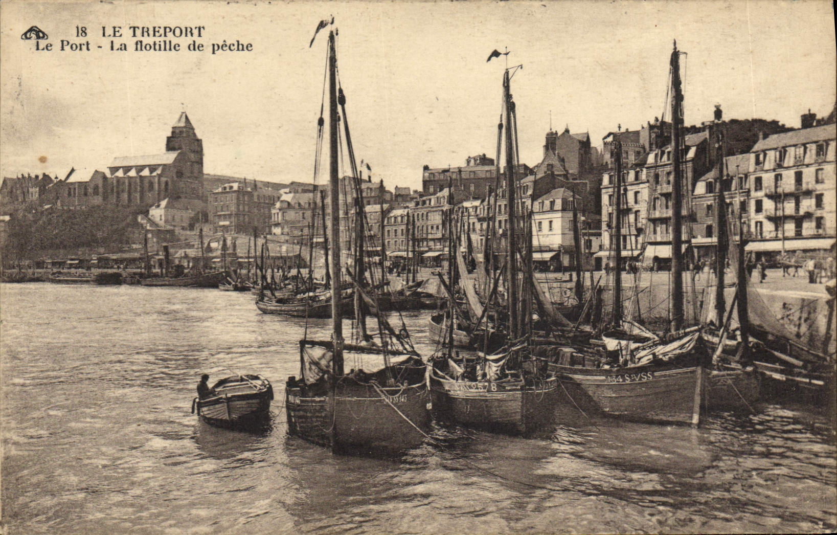 CPA Bateau de peche Le Treport Le port La flotille de peche 