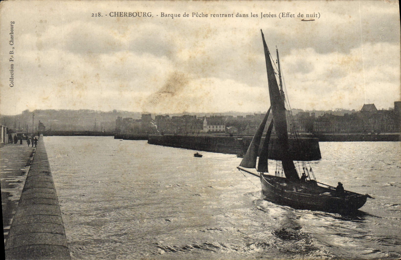 Cherbourg - Barque de pêche rentrant dans les jetées (Effet de nuit) - Collection P.-B.