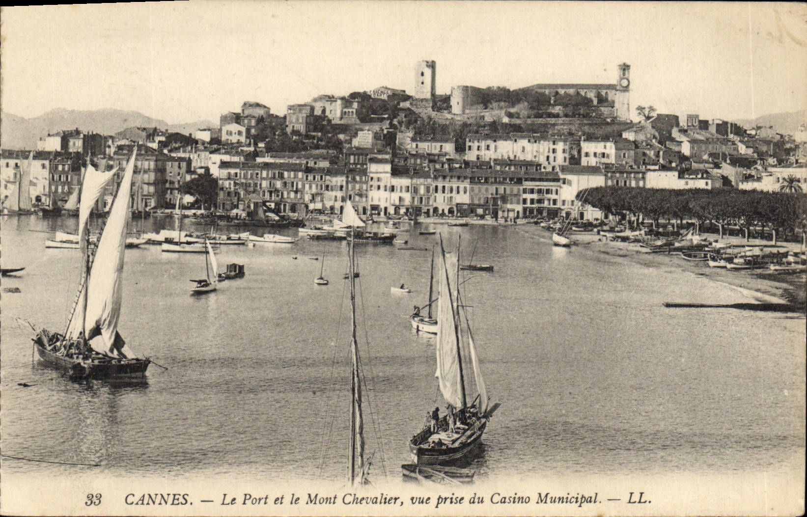 CPA Bateau de peche Cannes Le Port et le Mont Chevalier Vue prise du casino Municipal