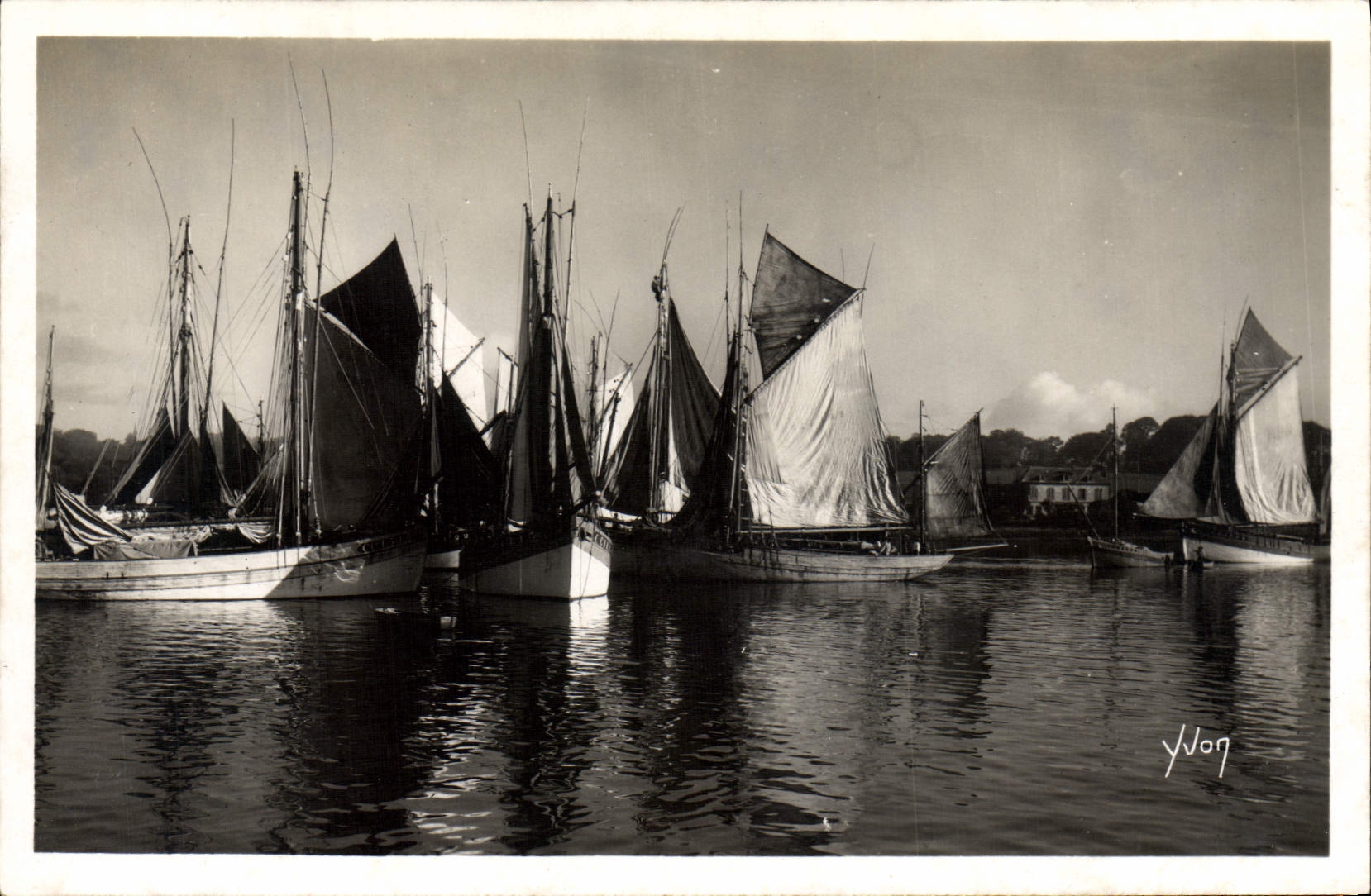 Concarneau (Finistère) — Groupe de thonniers — Les Éditions d'Art Douce France