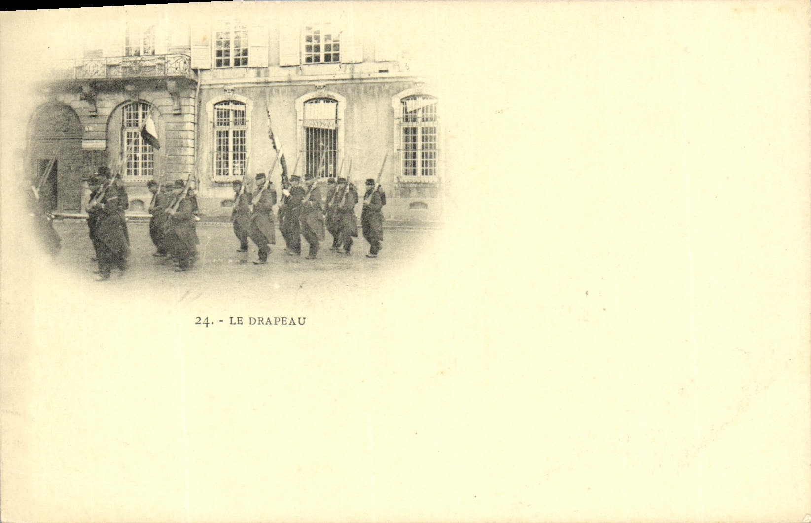 Soldats en défilé — 24. LE DRAPEAU — Éditeur non visible