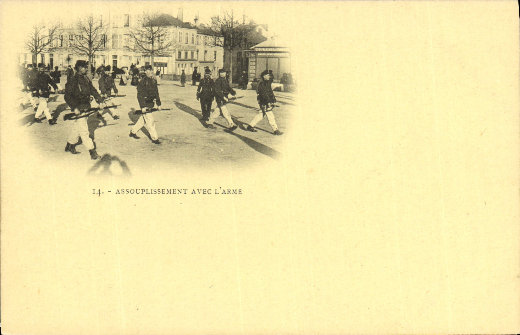 Assouplissement avec l'arme — Exercice militaire — Carte postale non éditée