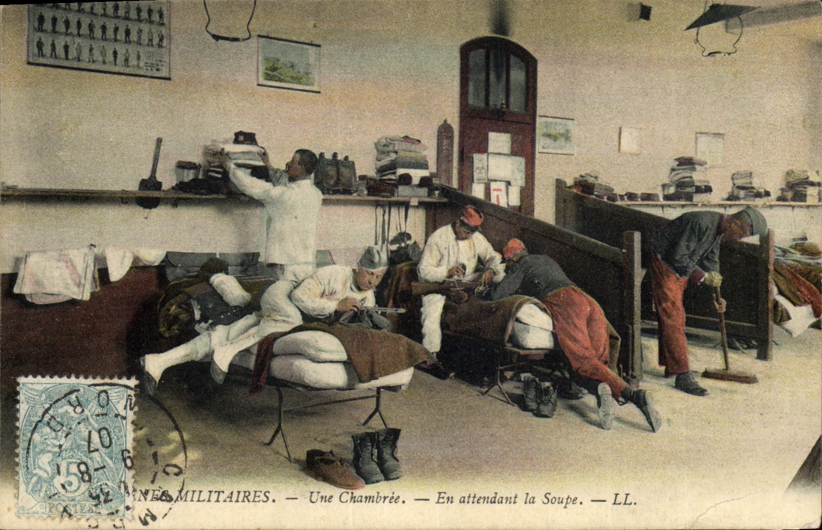 Soldats Militaires — Une Chambrière — En attendant la Soupe — LL.