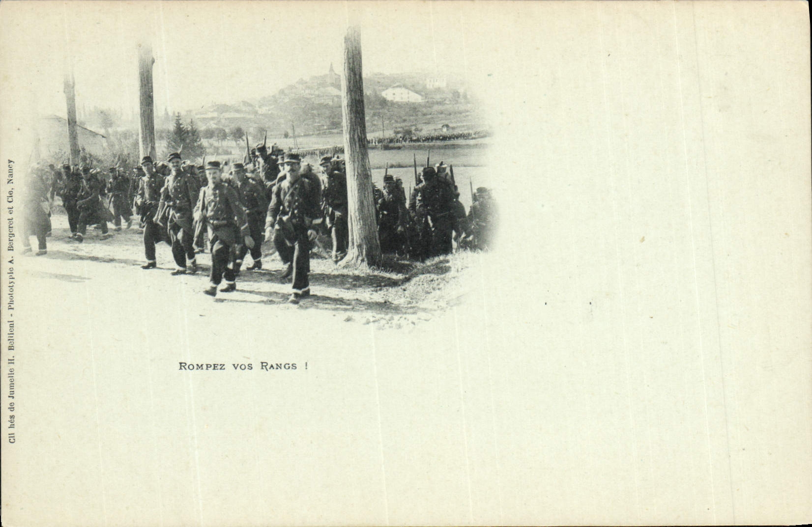Soldats en marche — Rompez vos rangs ! — Phototype H. Bellineau, Bergued et Cie, Nauray