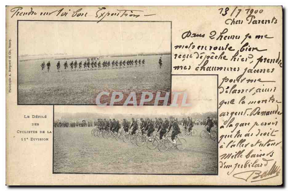CPA Militaria Le defile des cyclistes de la 11eme division Velo Cycle 