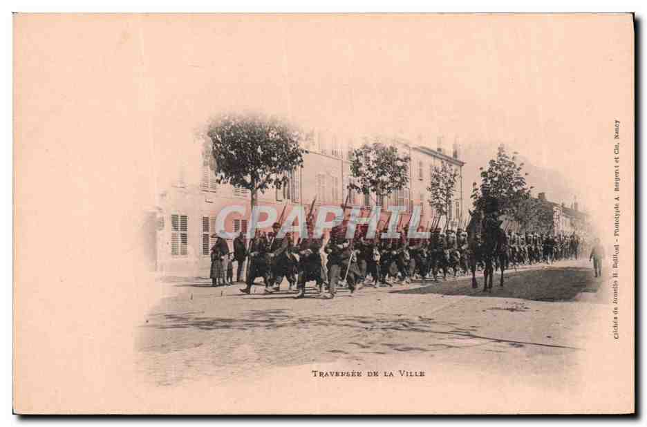 CPA Militaria Traversee de la ville 