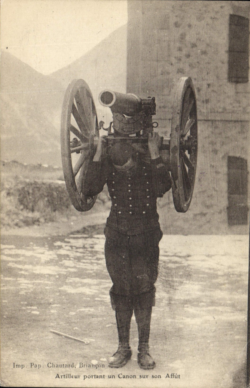 Artilleur portant un Canon sur son Affût — Imp. Pap. Chautard, Briangon