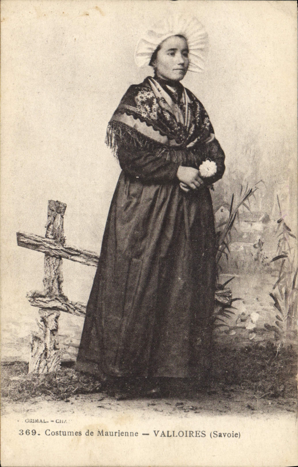 CPA Folklore Costumes de Maurienne Valloires Savoie 