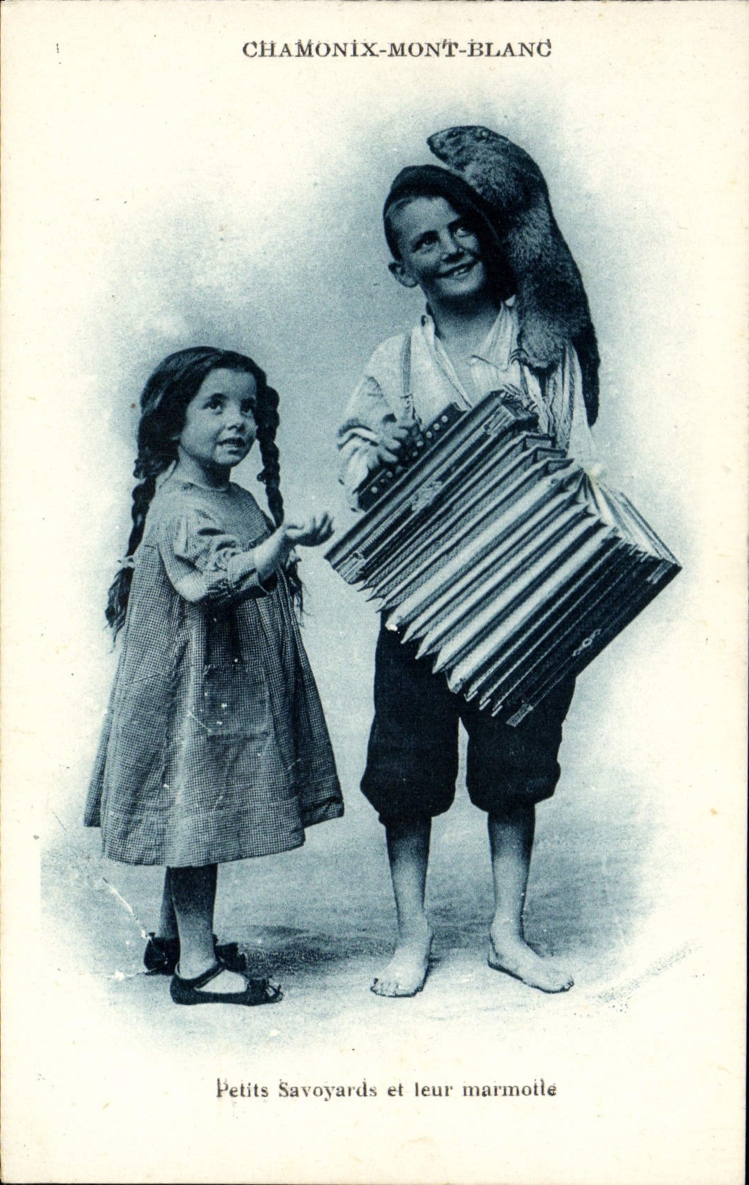 CPA Folklore Chamonix Mont Blanc Petits savoyards et leur marmotte Accordeon
