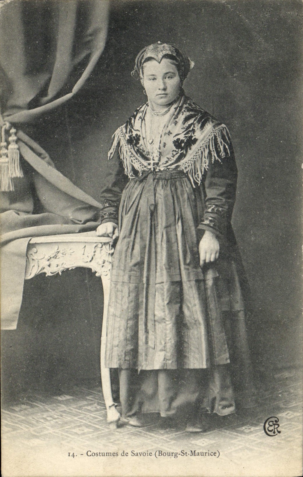 CPA Folklore Costumes de Savoie Bourg St Maurice 