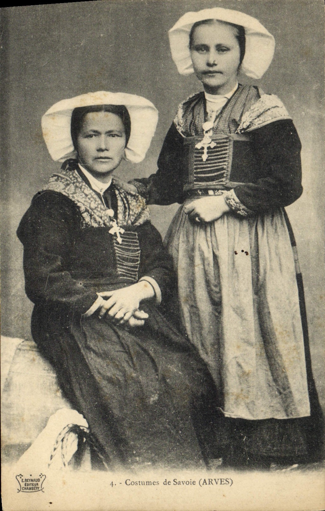 CPA Folklore Costumes de Savoie Arves