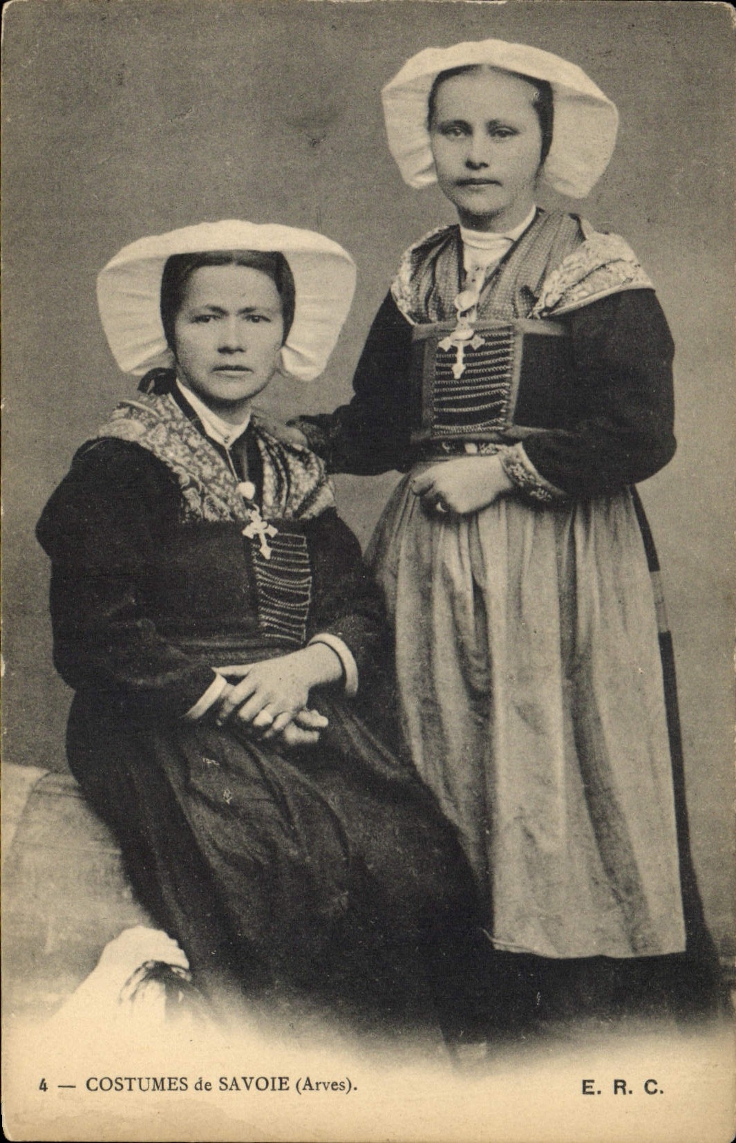 CPA Folklore Costumes de Savoie Arves
