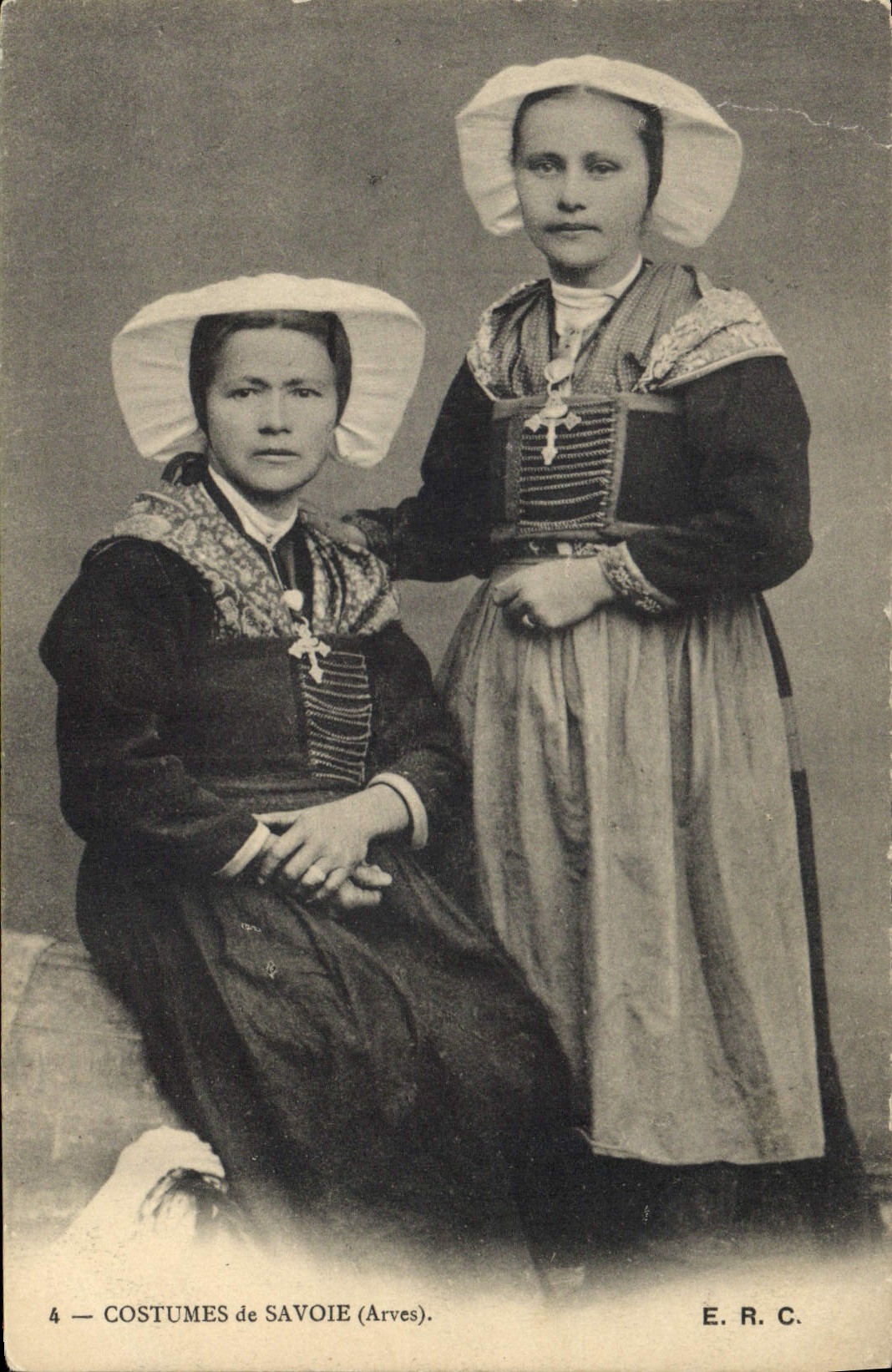 CPA Folklore Costumes de Savoie Arves